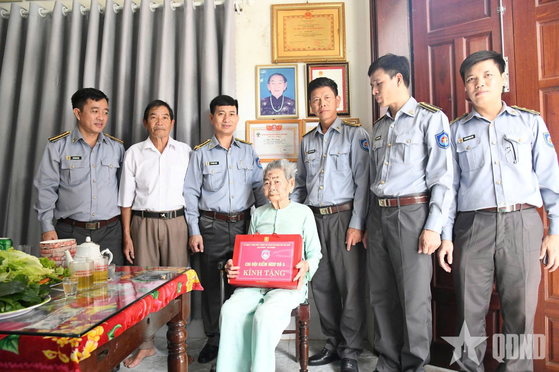 Chi đội Kiểm ngư số 3 tổ chức “Bữa cơm tri ân” tại gia đình Bà mẹ Việt Nam anh hùng